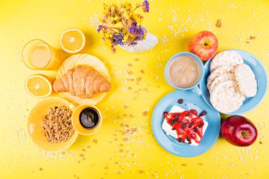 Sağlıklı kahvaltı. Çeşitli ürün yelpazesine Set.