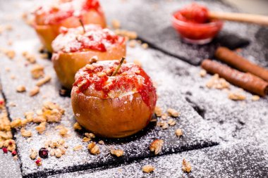 Pişmiş Kırmızı elma dolması süzme peynir ve Granola