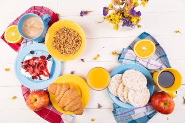 Sağlıklı kahvaltı. Çeşitli ürün yelpazesine Set.