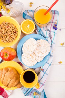 Sağlıklı kahvaltı. Çeşitli ürün yelpazesine Set.