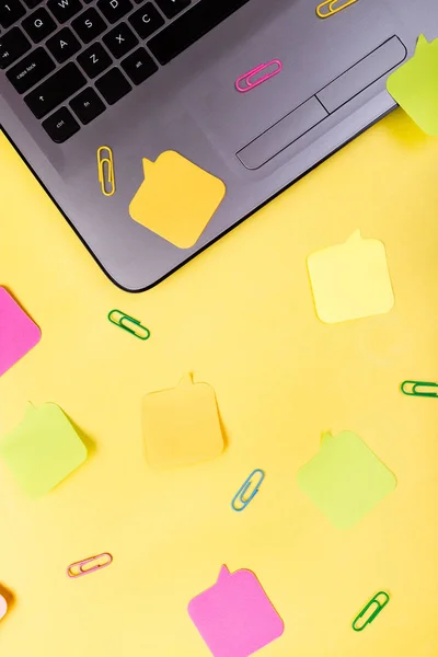 Defter çıkartmaları ile.