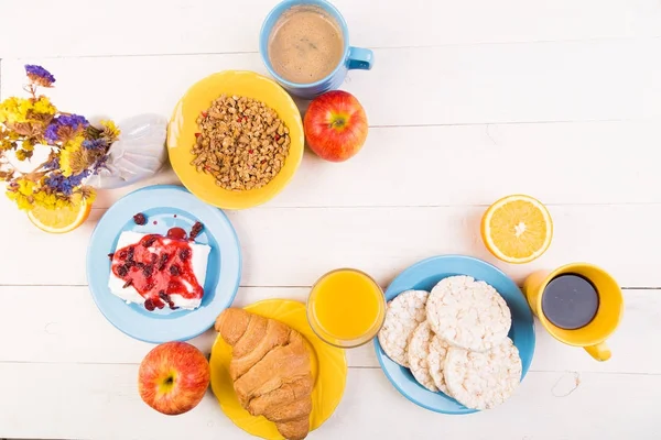 Sağlıklı kahvaltı. Çeşitli ürün yelpazesine Set.