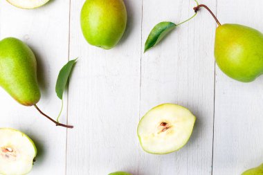 Armut arka plan üzerinde beyaz ahşap masa.