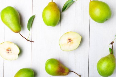 Armut arka plan üzerinde beyaz ahşap masa.