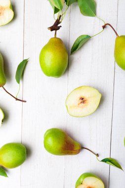 Armut arka plan üzerinde beyaz ahşap masa.