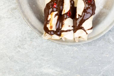 Meksika tavuk enchiladas chili çikolata salsa ile