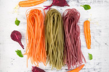 Renkli çiğ sebze vejetaryen makarna.