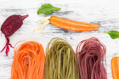 Renkli çiğ sebze vejetaryen makarna.