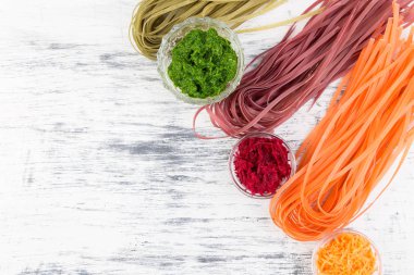 Renkli çiğ sebze vejetaryen makarna.