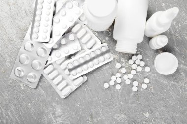 Hapları. Vakumlu Ambalaj gri arka plan üzerine tıp hap. Tabletler ve şişe. Kopya alanı