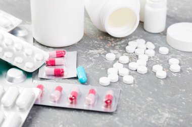 Hapları. Vakumlu Ambalaj gri arka plan üzerine tıp hap. Tabletler ve şişe. Kopya alanı