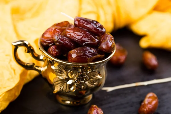 Droog Fruit Datums Gouden Beker Buurt Van Leisteen Zwart Hart — Stockfoto