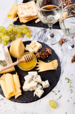 Peynir tabağı. Ceviz, peynirli ürün yelpazesine bir bal taşı kayrak plaka üzerinde ekmek