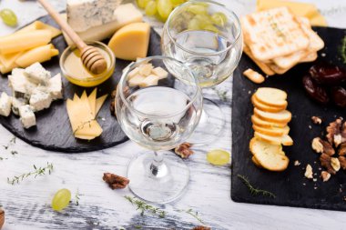 Peynir tabağı. Ceviz, peynirli ürün yelpazesine bir bal taşı kayrak plaka üzerinde ekmek