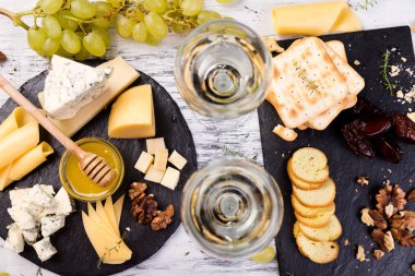 Peynir tabağı. Ceviz, peynirli ürün yelpazesine bir bal taşı kayrak plaka üzerinde ekmek