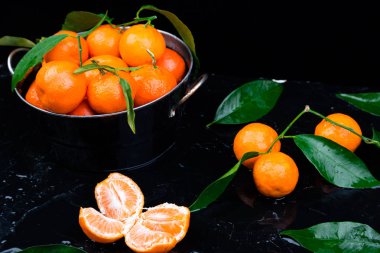 Taze mandalina sepet. Soyulmuş dilimlenmiş mandalina portakal ve bir siyah arka plan üzerinde. Narenciye arka plan.