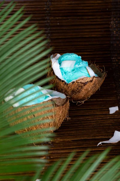 Голубое Мороженое Кокосовой Миске Чаша Мороженого Половинках Ореха Фоне Листьев — стоковое фото