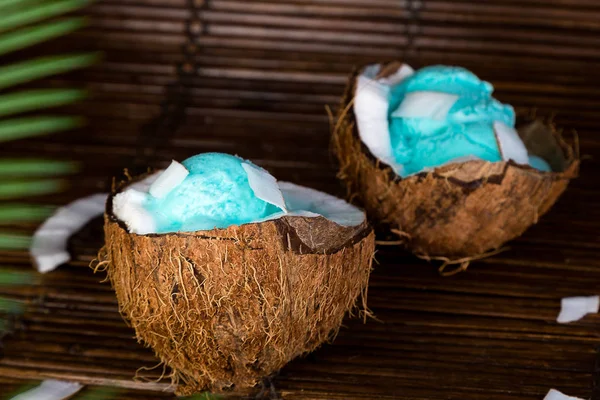 Blue Ice Cream Kokos Skål Skål Med Glass Halvorna Muttern — Stockfoto