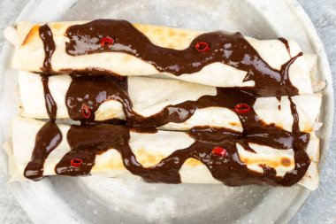 Meksika tavuk enchiladas chili çikolata salsa köstebek poblano ile. Tradiional Latin Amerika mutfağı. Üstten Görünüm. Kopya alanı. 