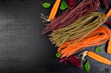 Pancar, havuç ve ıspanak çiğ sebze vejetaryen makarna renkli. Düz yatıyordu. Uzay kopyalayın. Üstten Görünüm. Çerçeve.