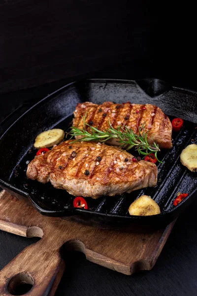 Grillezett Sertés Steak Grill Pan Rozmaring Paprika Chili Gyömbér Fából — Stock Fotó