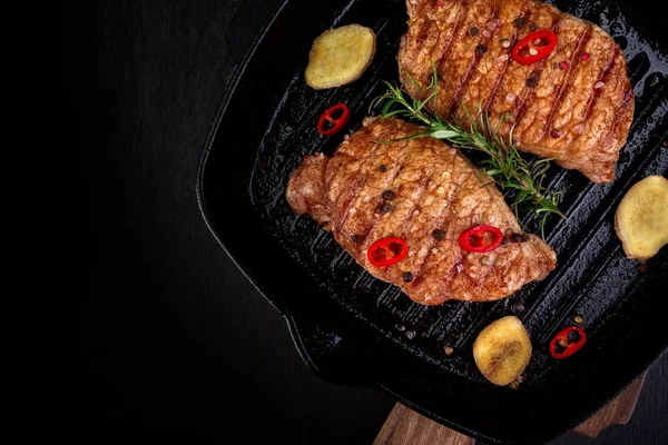 Filete Cerdo Parrilla Sartén Con Romero Chile Jengibre Sobre Tabla — Foto de Stock