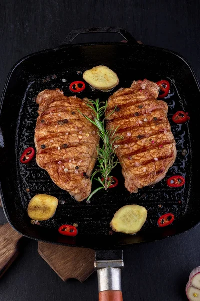 Grilovaný Vepřový Steak Pánev Rozmarýnem Pepř Chilli Zázvor Dřevěné Desce — Stock fotografie