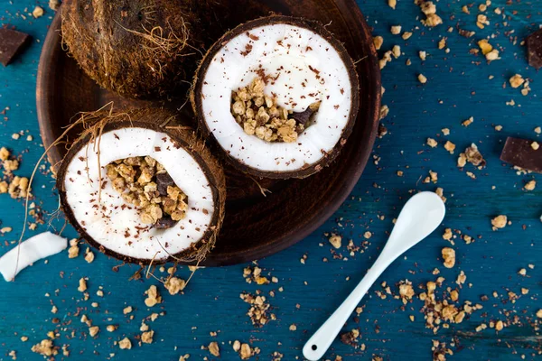 Petit déjeuner sain dans un bol de noix de coco . — Photo