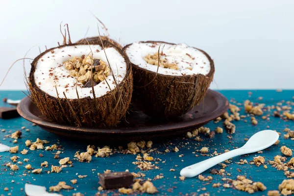 Desayuno saludable en un tazón de coco . — Foto de Stock