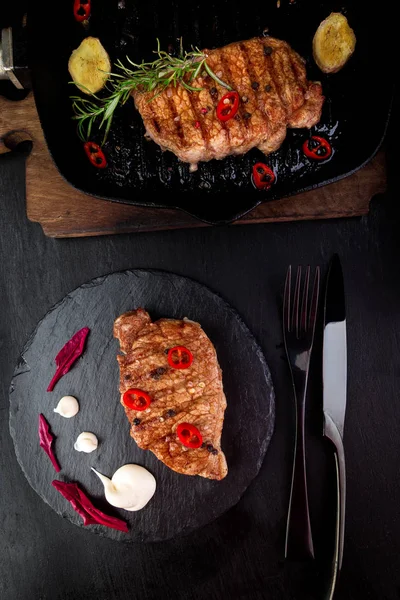 Grilovaný Vepřový steak na břidlicové desky. — Stock fotografie