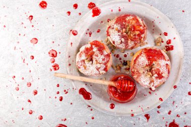 Kırmızı elma dolması süzme peynir ve Granola Jam ile sağlıklı bir diyet yemek pişmiş. 