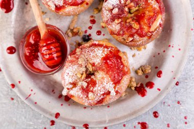 Kırmızı elma dolması süzme peynir ve Granola Jam ile sağlıklı bir diyet yemek pişmiş. 