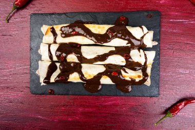 Meksika tavuk enchiladas chili çikolata salsa ile