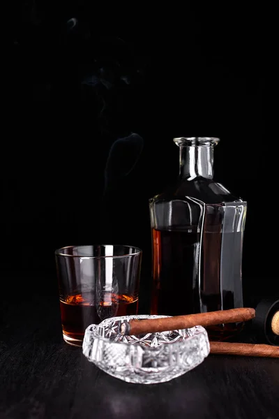 Glass of whiskey with smoking cigar. — Stock Photo, Image