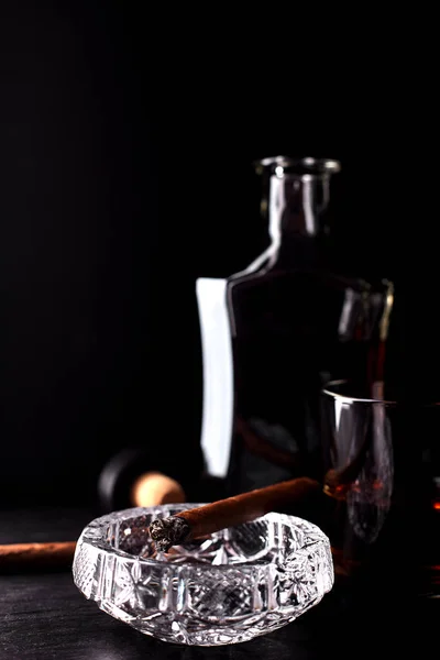 Glas whiskey med röka cigarr. — Stockfoto