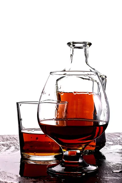 Стакан виски с бутылкой . — стоковое фото