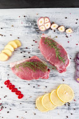 Çiğ domuz eti baharat madde ile