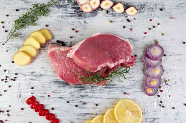 Çiğ domuz eti baharat madde ile