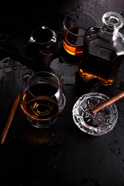 Glas whiskey med röka cigarr. — Stockfoto