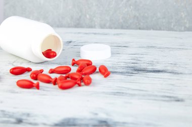 Omega 3 balık şeklinde. Balık yağı kırmızı kapsül.