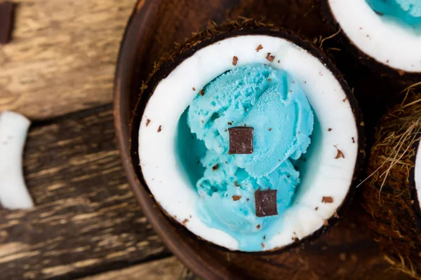 Crème glacée bleue dans un bol de noix de coco . — Photo