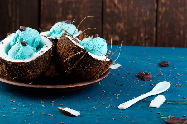 Голубое мороженое в кокосовой чашке . — стоковое фото