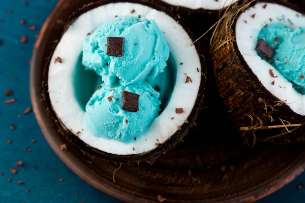 Blauw ijs in kokosnoot kom. — Stockfoto