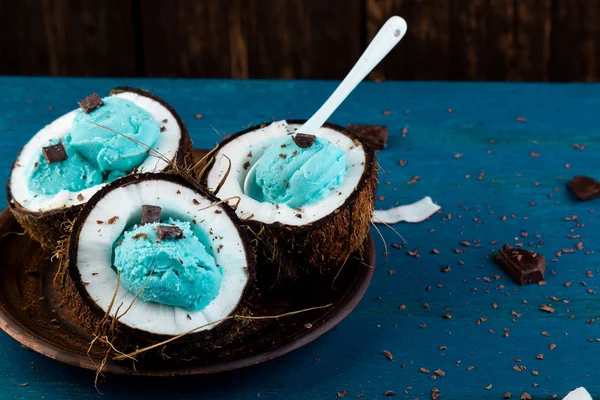 Crème glacée bleue dans un bol de noix de coco . — Photo