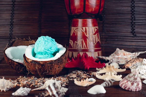 Helado azul en cuenco de coco . — Foto de Stock