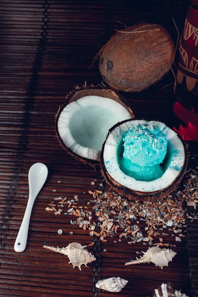 Crème glacée bleue dans un bol de noix de coco . — Photo