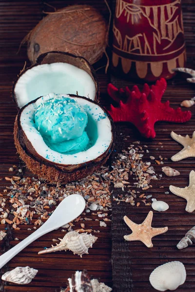 Crème glacée bleue dans un bol de noix de coco . — Photo