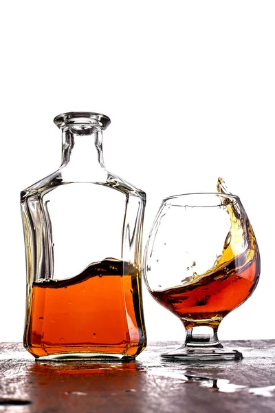 Glas van splash whiskey met fles. — Stockfoto