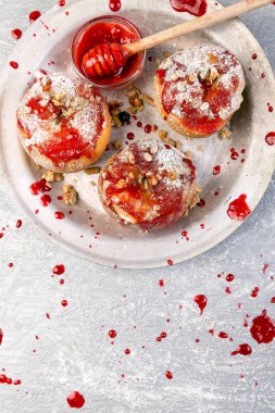 Kırmızı elma dolması süzme peynir ve Granola Jam ile sağlıklı bir diyet yemek pişmiş. 