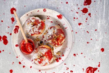 Kırmızı elma dolması süzme peynir ve Granola Jam ile sağlıklı bir diyet yemek pişmiş. 